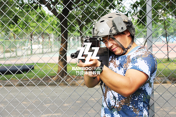 真人版吃雞，CS