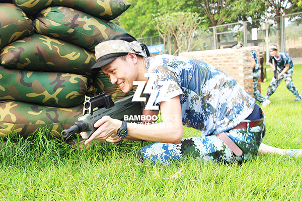 真人版吃雞，CS