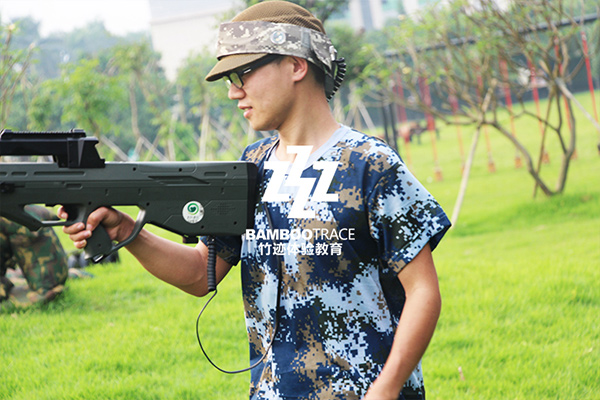 真人版吃雞，CS